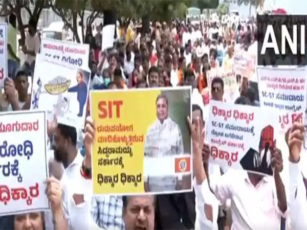 Karnataka BJP ने कथित वाल्मीकि घोटाले को लेकर राज्य सरकार के खिलाफ प्रदर्शन किया