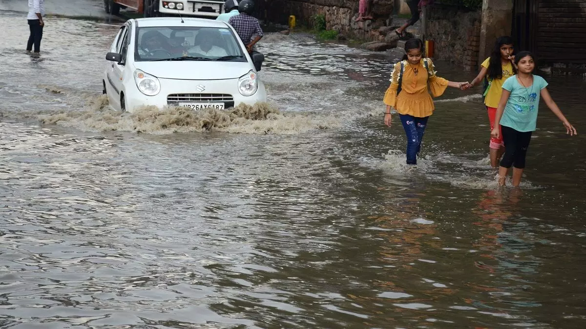 Nainital : बारिश से हल्द्वानी में देवखड़ी नाला फिर उफान पर  वाहनों में फसे लोग