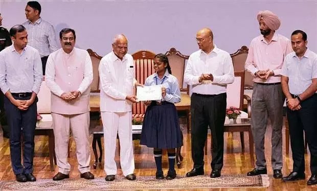 Chandigarh प्रशासक ने सरकारी स्कूलों के 300 छात्रों को सम्मानित किया