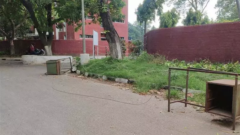 Punjab विश्वविद्यालय में नो-पार्किंग जोन बनाने के लिए रखा गया खराब फर्नीचर