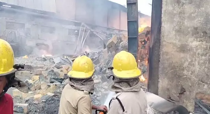 CG: टाइटेनियम सप्लाई करने वाली फैक्ट्री आग की चपेट में, कारोबारी को हुआ करोड़ों का नुकसान