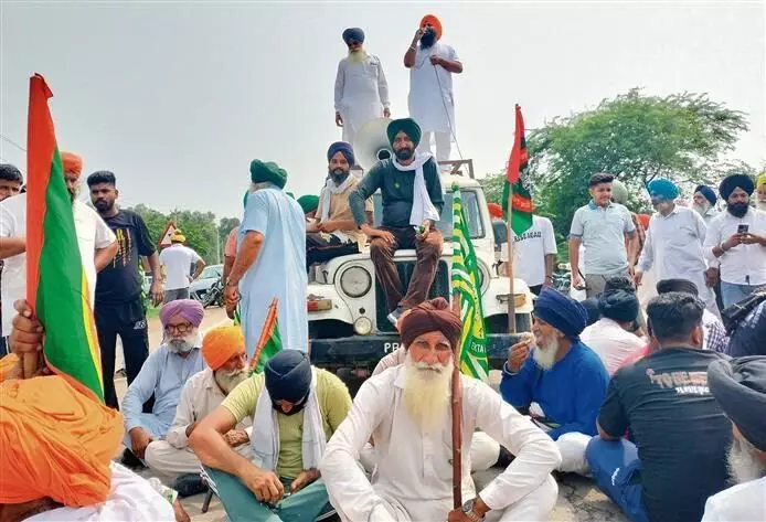 Haryana : अंबाला की ओर जाने से रोके जाने पर किसानों ने हिसार रोड पर धरना दिया