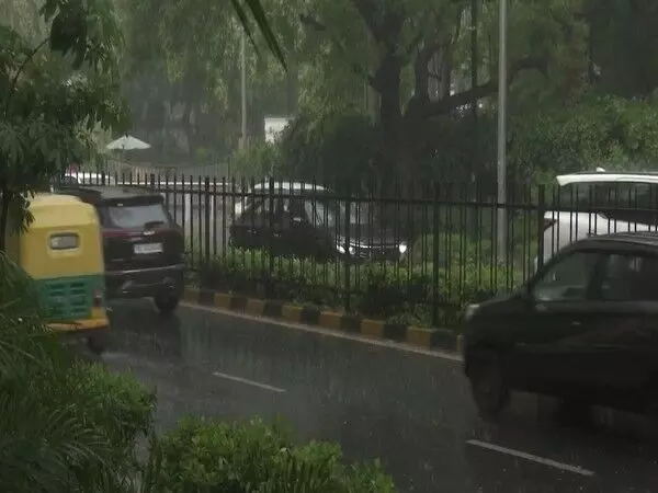 राष्ट्रीय राजधानी के कुछ हिस्सों में बारिश, Delhi को उमस भरे मौसम से राहत मिली