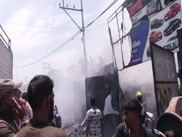 Srinagar में कार रिपेयर शॉप में लगी आग