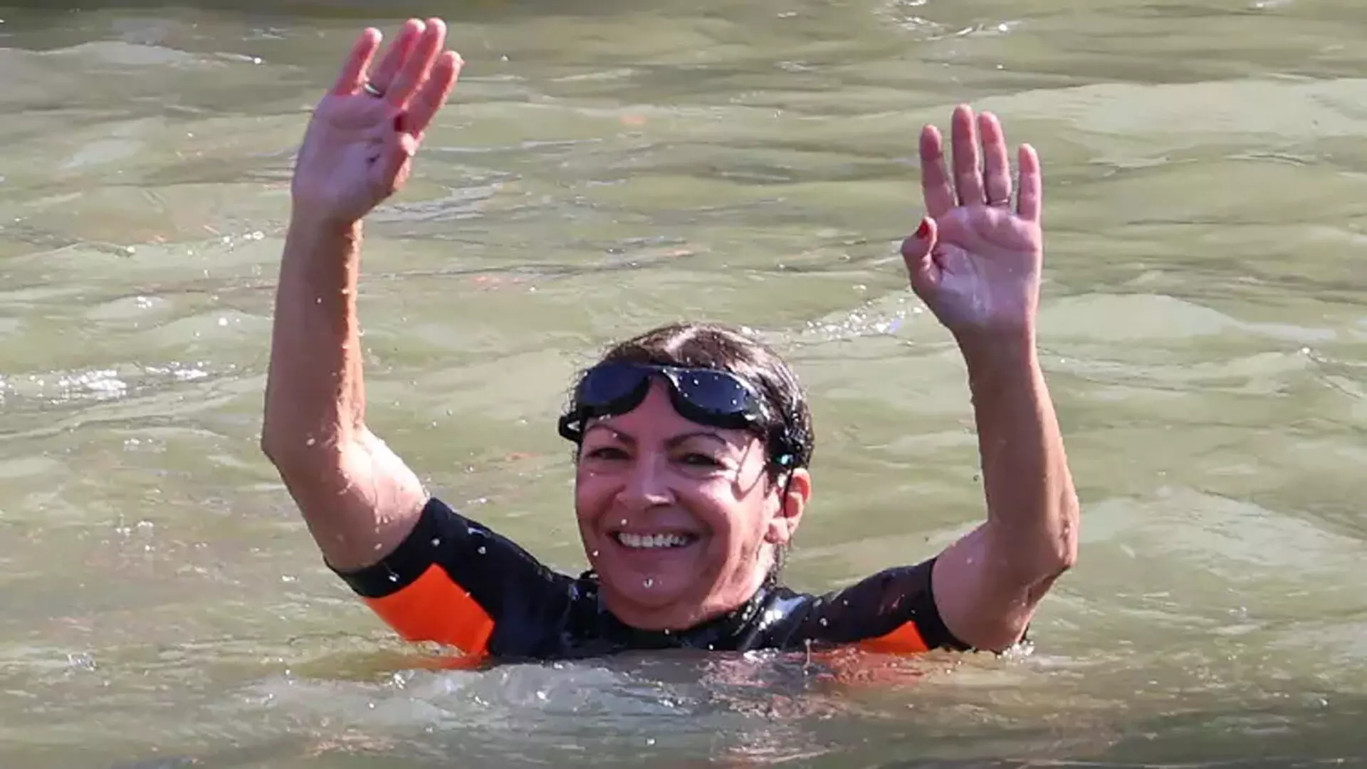 Paris के मेयर ने खूबसूरत सीन नदी में तैराकी की