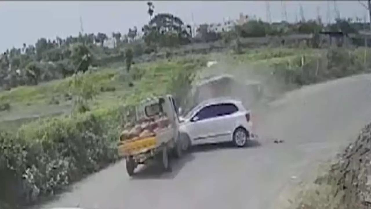VIDEO: कार ने स्कूटी को मारी जोरदार टक्कर, हवा में उछली महिला पुलिसकर्मी