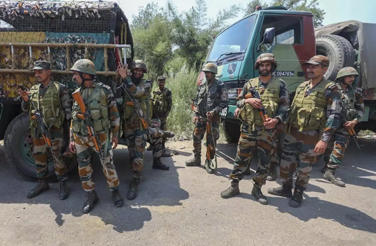 Jammu and Kashmir में सुरक्षा बलों और आतंकवादियों के बीच मुठभेड़