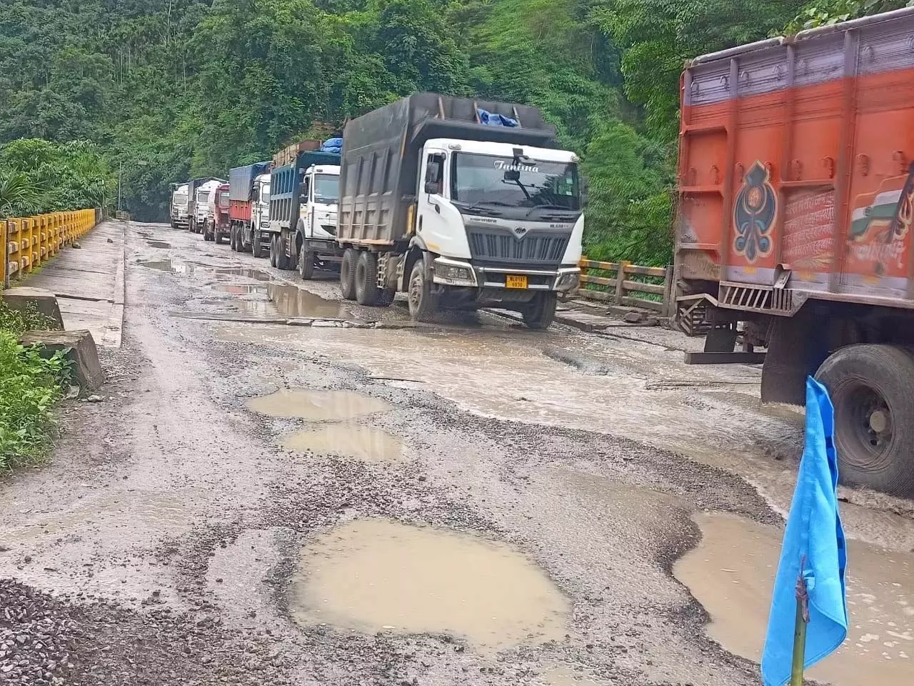 Meghalaya: ट्रकों ने SGH में सड़कों को नुकसान पहुंचाया