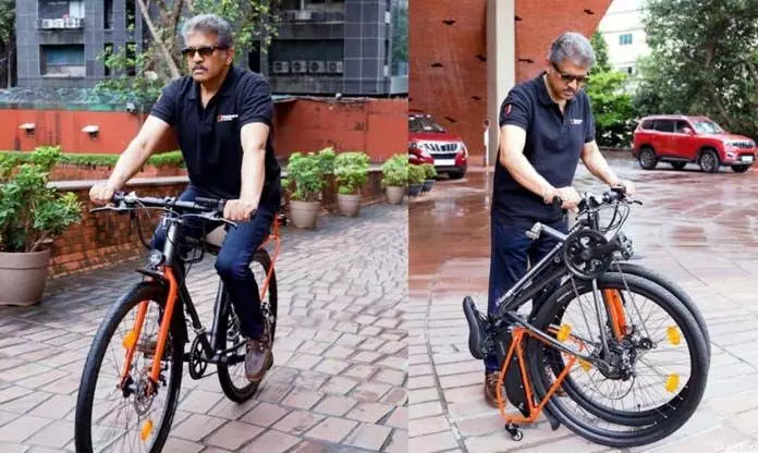 Anand Mahindra ने बुजुर्ग व्यक्ति को अनोखी साइकिल डिजाइन के लिए बधाई दी