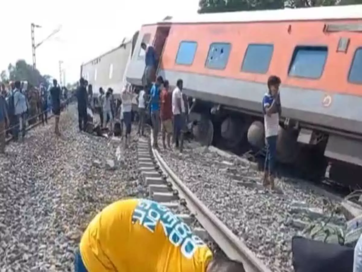 फिर रेल हादसा: डिब्रूगढ़ एक्सप्रेस के डिब्बे पटरी से उतरे, मची अफरातफरी