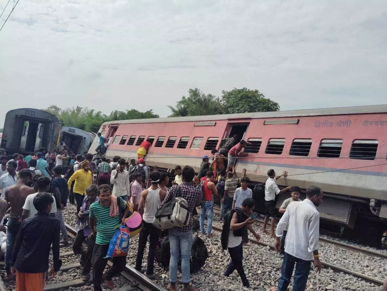Chandigarh-Dibrugarh Express: चंडीगढ़-डिब्रूगढ़ एक्सप्रेस के डिब्बे पटरी से उतरे, तीन की मौत, कई जख्मी