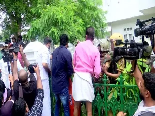 Kerala: अमायझांजन नहर में डूबकर हुई सफाई कर्मचारी की मौत पर भाजपा ने किया विरोध प्रदर्शन