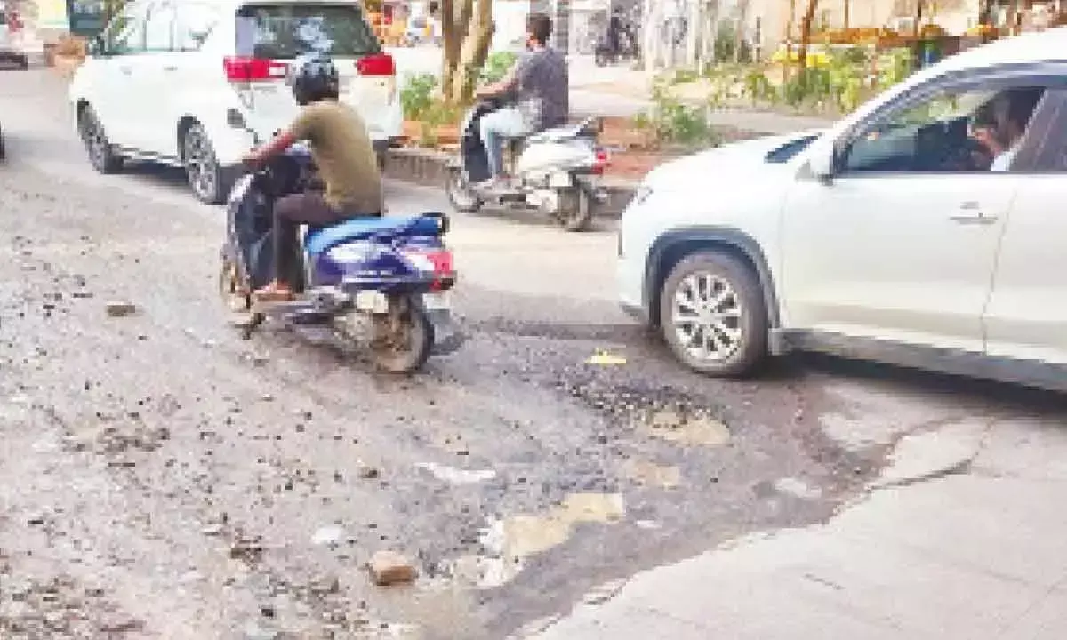 Bachupally में गड्ढों वाली सड़कें यात्रियों के लिए दुःस्वप्न बन गई
