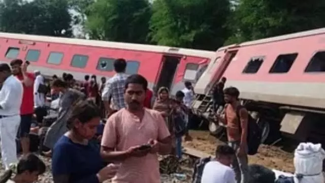 Chandigarh-Dibrugarh एक्सप्रेस की बोगियां पलटीं, चार यात्री की मौत, कई घायल