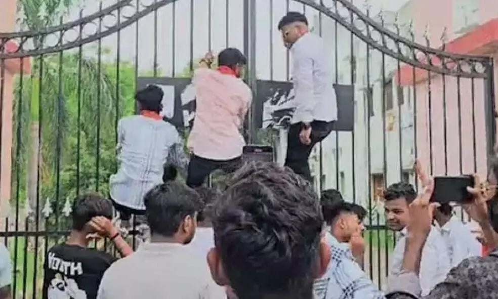 Jaipur: छात्र संघ चुनाव कराने की मांग को लेकर यूनिवर्सिटी के बाहर प्रदर्शन