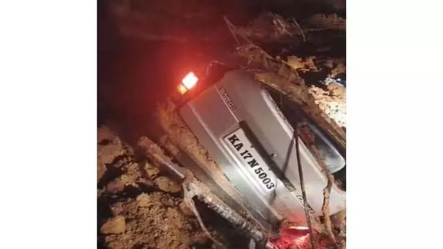 Karnataka: वाहन मिट्टी में धंसा, हसन में दो लोग मामूली रूप से घायल हुए