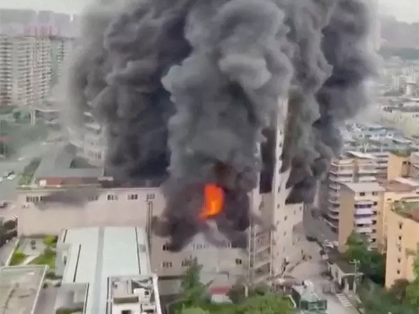 China के शॉपिंग मॉल में आग लगने से 16 की मौत
