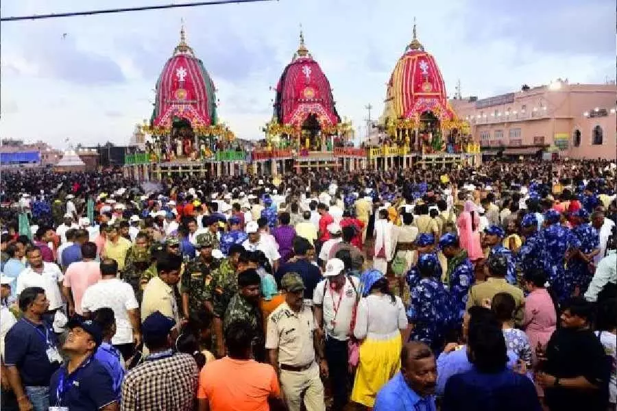 सोने के आभूषणों से सुसज्जित Puri जगन्नाथ मंदिर में 10 लाख से ज्यादा लोग पहुंचे