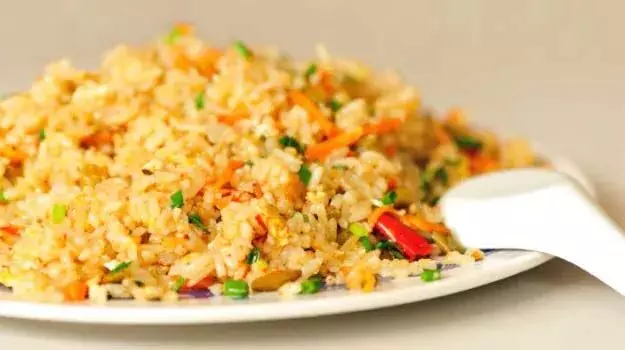 Fried Rice: बचे हुए चावल से बनाएं स्वादिष्ट फ्राइड राइस, जाने रेसिपी