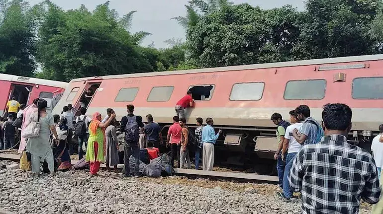 चंडीगढ़-डिब्रूगढ़ Express के डिब्बे उतर से 4 की मौत, 20 लोग घायल
