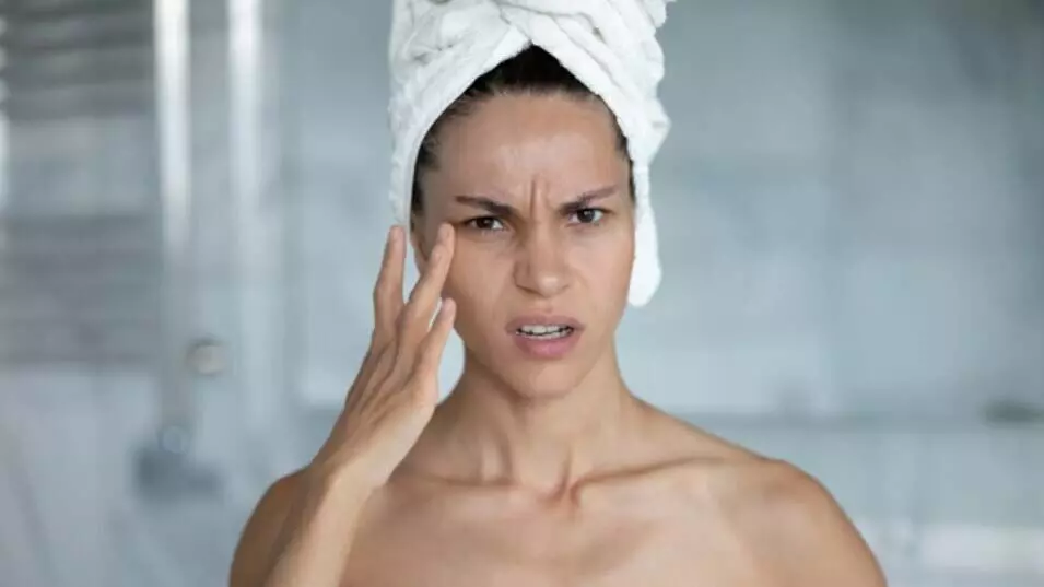 Beauty Care: चेहरे पर गलती से भी न लगाए इन चीजों को डायरेक्ट