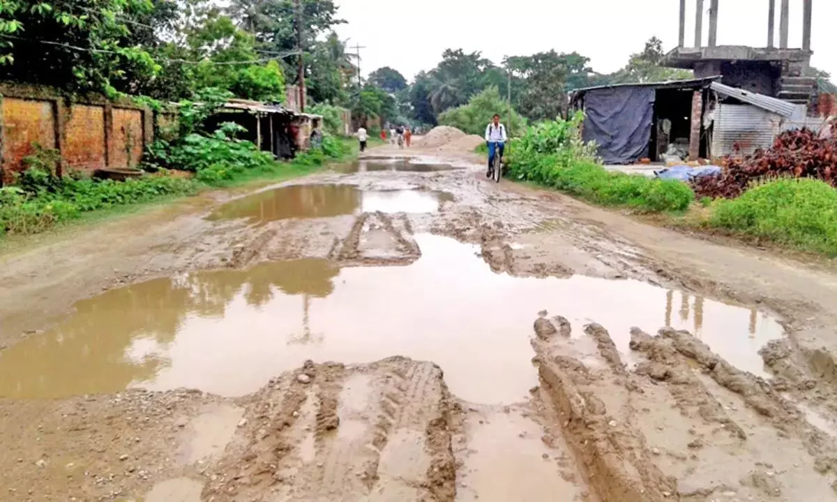 ASSAM : राज्य प्राथमिकता योजना के तहत बनाई गई सड़क डिगबोई में सुरक्षा के लिए खतरा बनी हुई