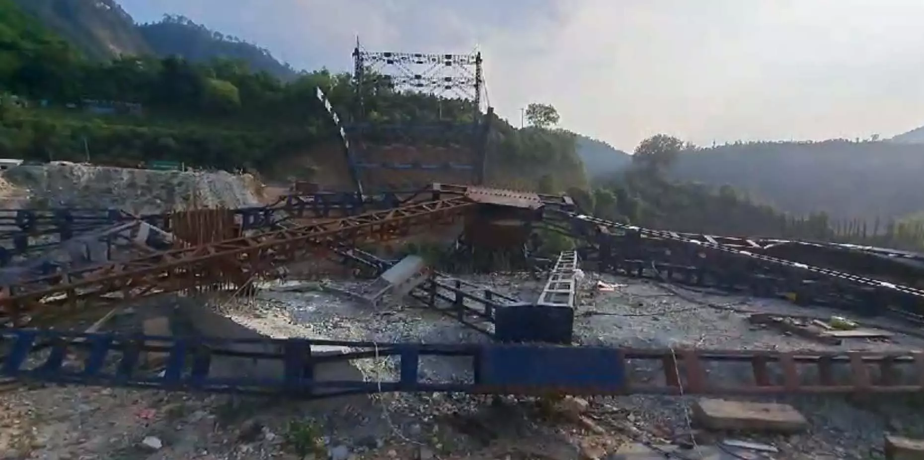 BIG BREAKING: 110 मीटर लंबा ब्रिज भरभराकर गिरा, देखें VIDEO...