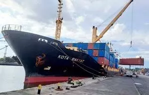 चीन Kolkata सेवा का पहला जहाज कोलकाता बंदरगाह में प्रवेश किया