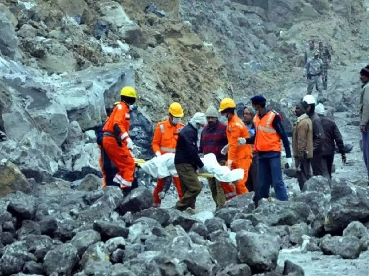 Telangana: मिट्टी का ढेर ढहने से SCCL के दो कर्मचारियों की मौत