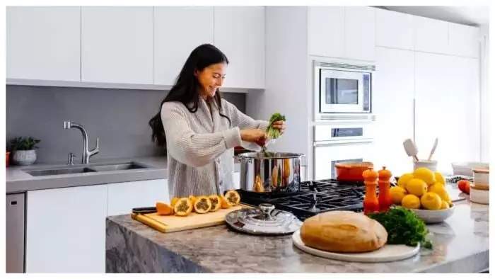 Vastu Tips: महिलाएं रसोई घर में हमेशा याद रखे ये पांच बातें