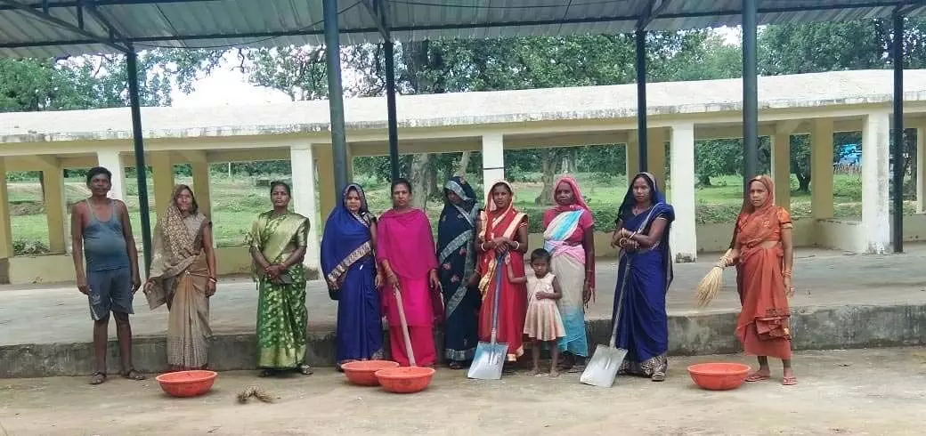 समूह की महिलाओं ने बिहारपुर हॉट बाजार की श्रमदान कर की सफाई