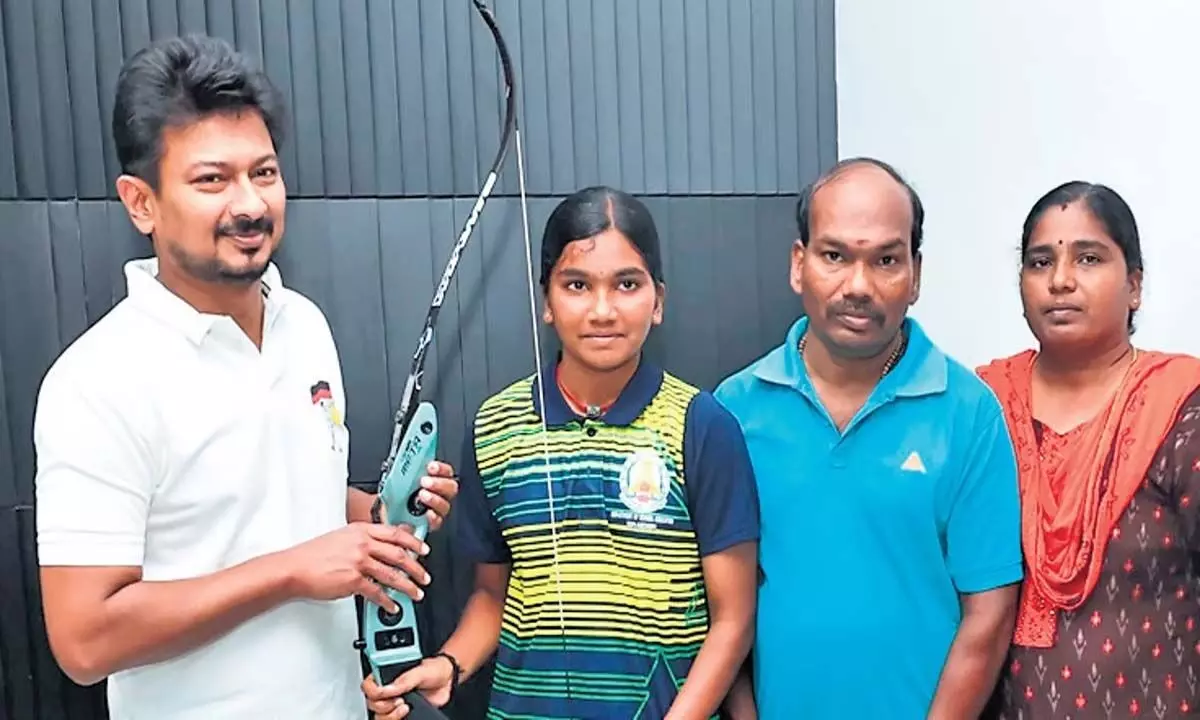 Tamil Nadu: खेल मंत्री उदयनिधि स्टालिन ने खिलाड़ियों को चेक और खेल उपकरण प्रदान किए