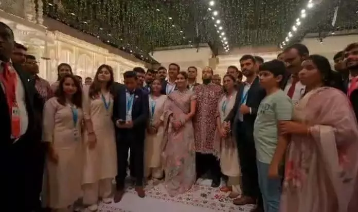 Ambani family ने कर्मचारियों के साथ इस तरह मनाया शादी का ग्रैंड रिसेप्शन