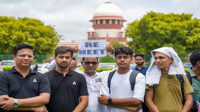 Delhi:परीक्षा से 45 मिनट पहले पूरा NEET पेपर हल किया गया?