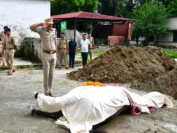 Uttarakhand: असामयिक मृत्यु के बाद पुलिस लाइन देहरादून में घोड़े तक्षक को दी गई अंतिम सलामी