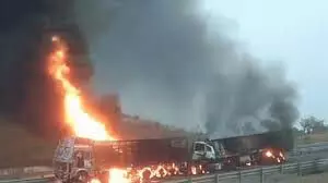UTTARPRADESH : दो ट्रकों की जोरदार टक्कर लगी भीषण आग, दो चालक जिंदा जले और दो घायल