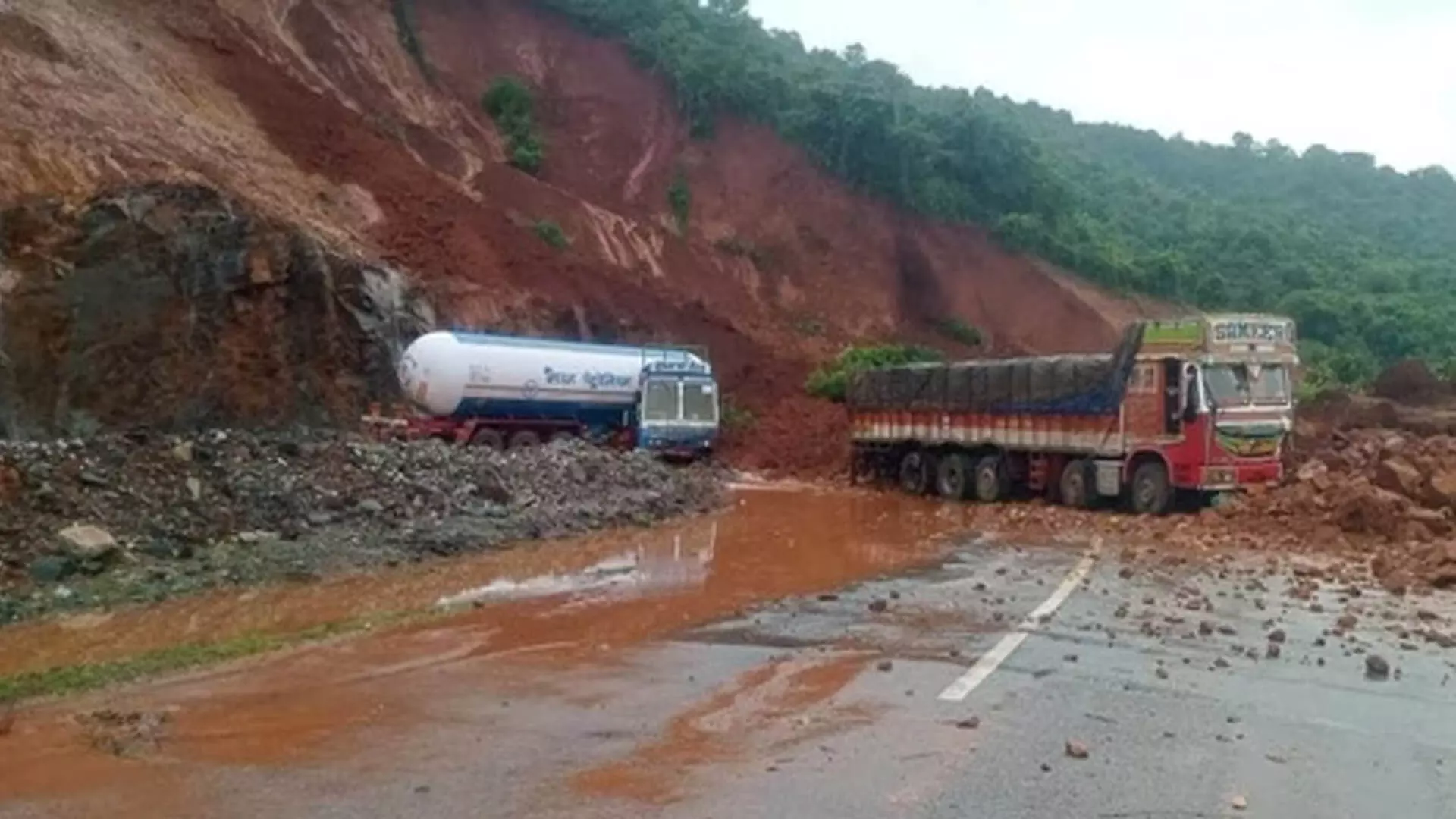 Traffic disrupted: कर्नाटक के राष्ट्रीय राजमार्गों पर कई जगह भूस्खलन के बाद यातायात बाधित