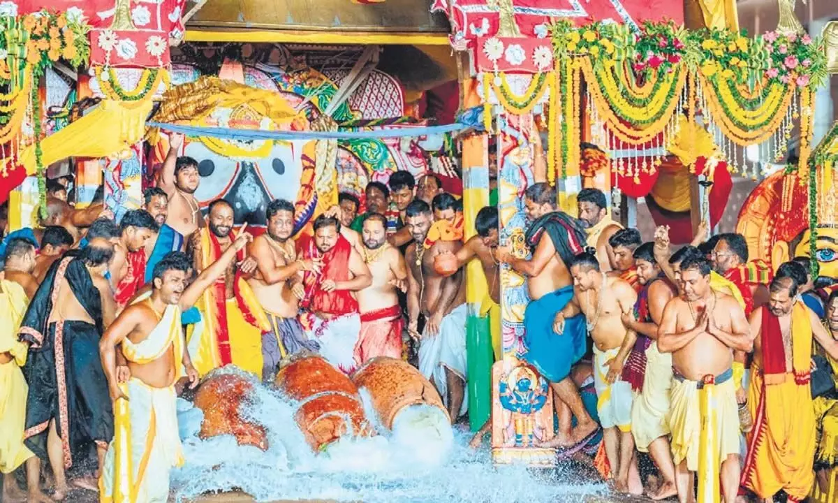 Odisha: ओडिशा में सुना बेशा अनुष्ठान के बाद भगवान जगन्नाथ और उनके भाई-बहनों को आधार पान अर्पित किया गया