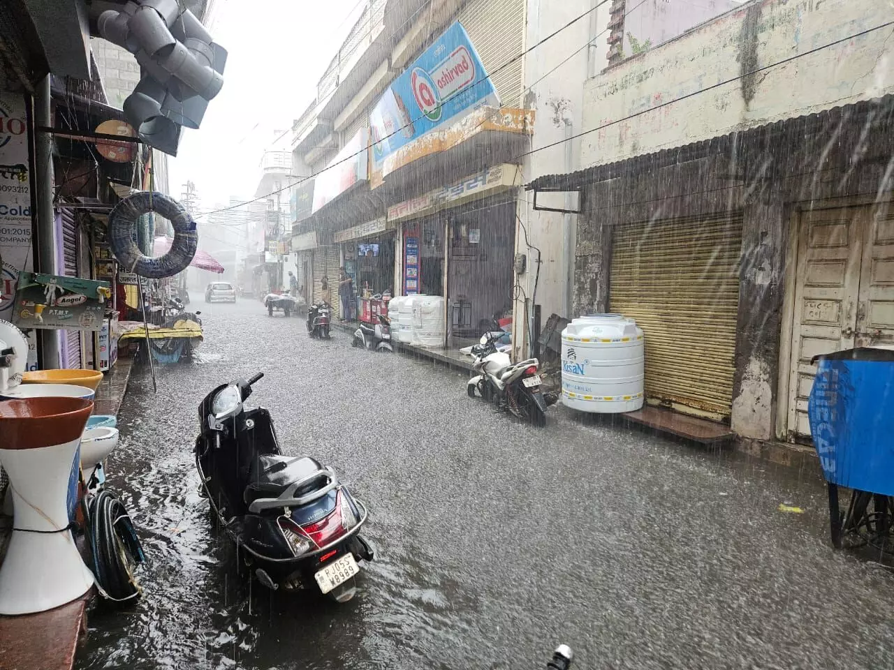 Bharatpur: तेज बारिश से सड़कों पर भरा पानी