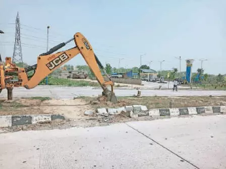 Noida: निर्माण एजेंसियों की मदद से ग्रेनो की सड़कों पर 36 अवैध कट बंद होंगे
