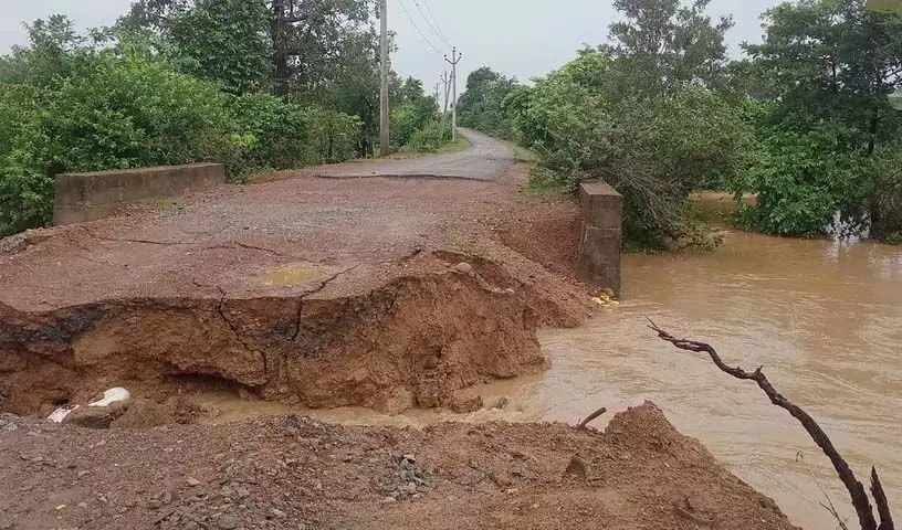 Telangana: मंचेरियल में भारी बारिश, सड़कें बह जाने से गांवों का संपर्क टूटा