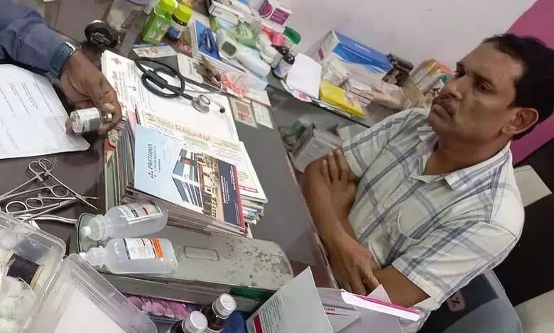 Telangana:मेडिकल के अधिकारियों ने झोलाछाप डॉक्टरों के क्लीनिकों पर छापा मारा