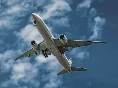 हवा में पायलट की बढ़ी टेंशन, सहम गए यात्री, चौंकाने वाली खबर