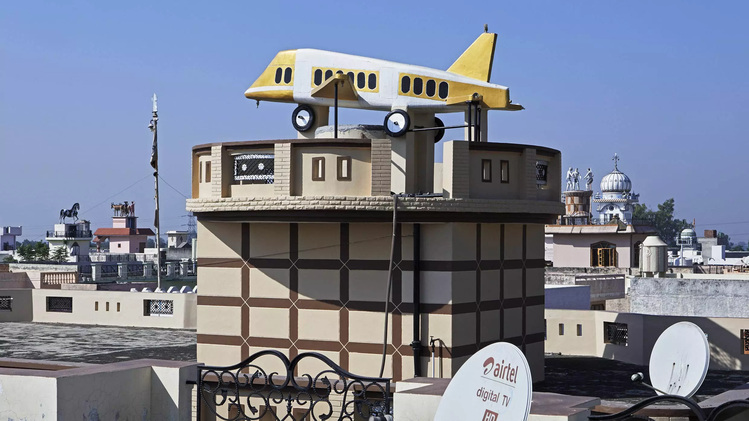 Punjab के अंदरूनी हिस्सों में हर छत पर असाधारण मूर्तियां