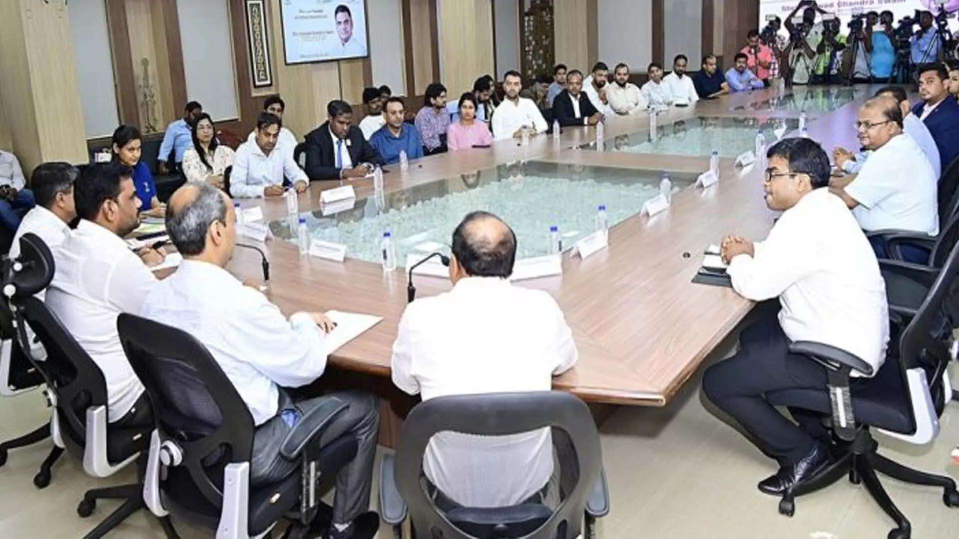 ODISHA: मंत्री ने उद्यमियों के साथ सत्र आयोजित किया