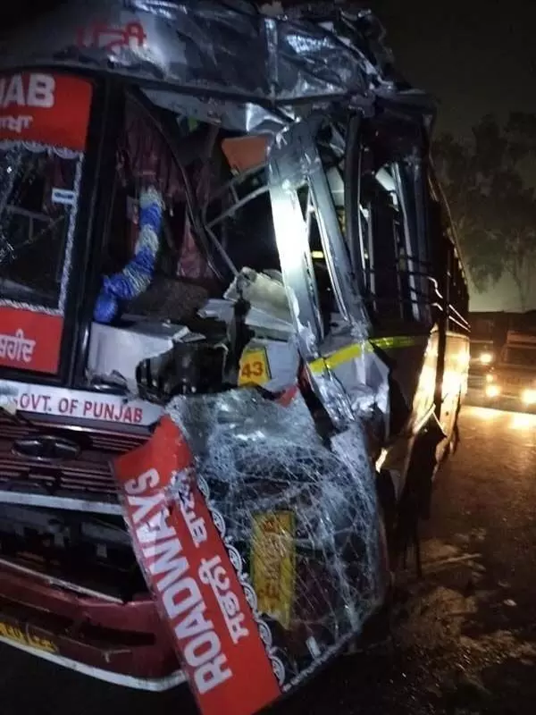 Himachal : सोलन में पंजाब रोडवेज की बस ने यूटिलिटी वाहन को मारी टक्कर, 15 यात्री घायल