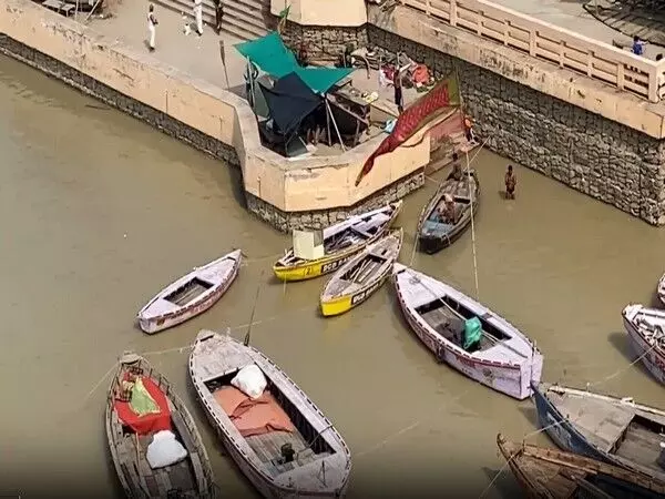 Varanasi में गंगा का जलस्तर बढ़ा, नदी में छोटी नावों के परिचालन पर प्रतिबंध