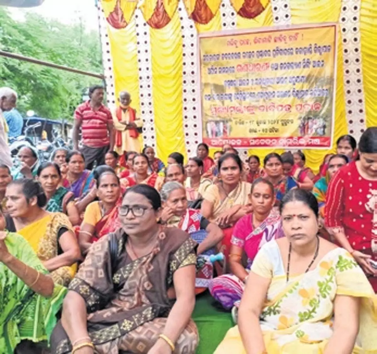 Odisha में स्थायी भूमि बंदोबस्त की मांग को लेकर सामाजिक समूह ने किया प्रदर्शन