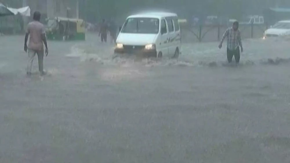 Monsoon : भारी बारिश से गुजरात में जन-जीवन अस्त-व्यस्त, शहर की 17 सड़कें बंद