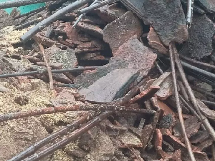 Haveri : भारी बारिश के कारण घर पर सो रहे परिवार पर गिरी छत, तीन की मौत